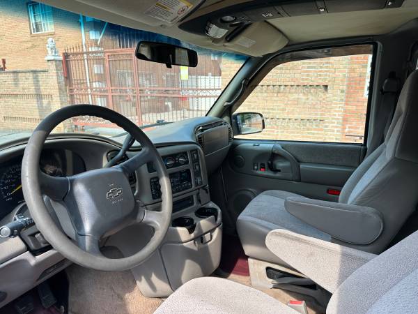 2001 Chevrolet Astro LS AWD, solo 102 mil millas. - $5,990 (Maspeth)63469898258947124