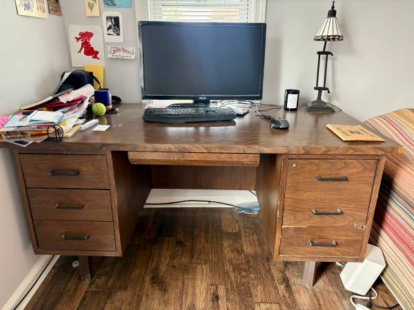 Free Wooden desk 1
