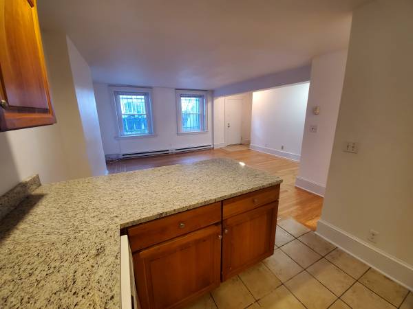 $1,895 / 2br - 700ft2 - Ground-Level 2-Bed w/ In-Unit Laundry & Backyard (New Haven)64010164884738124