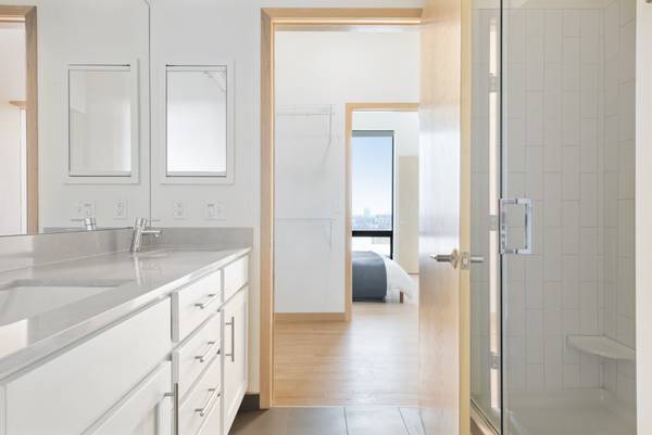 $2,888 / 2br - 924ft2 - Sunlit Corner 2BR/2BA, Balcony, Beautiful Amenities, Great Location! (North Loop)63797881914371123