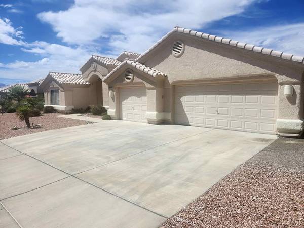 $900 / 3 habitaciones - 1795 pies² - Se necesita compañero de cuarto para compartir casa de 3 dormitorios y 2 baños recién remodelada (Desert Foothills)63470394024707121