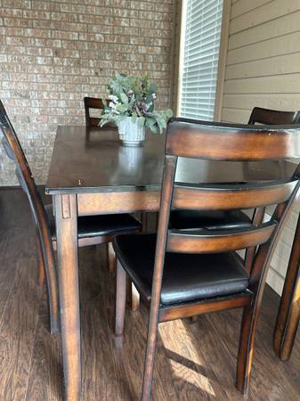 Formal Real Wood dining table seta of 5 1