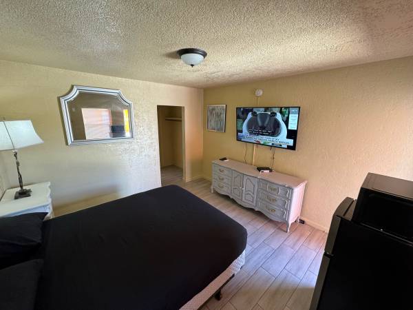 $350 / 1br - Private Fully Furnished Efficiency (St.Petersburg)63980538509059121