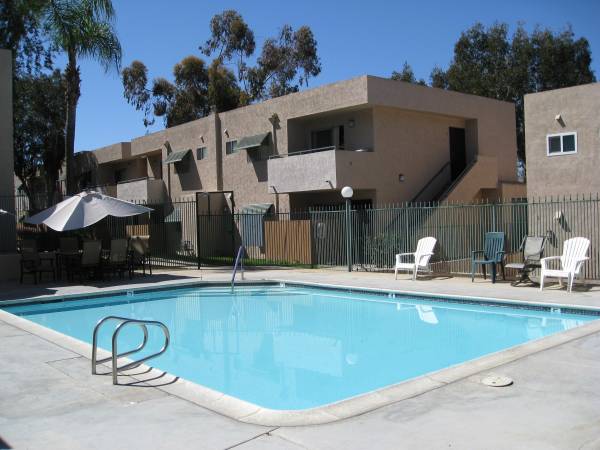 $1,915 / 2br - 805ft2 - Upstairs Unit with 2 full bathrooms Swimming Pool, AC (Spring Valley)63663769025281122
