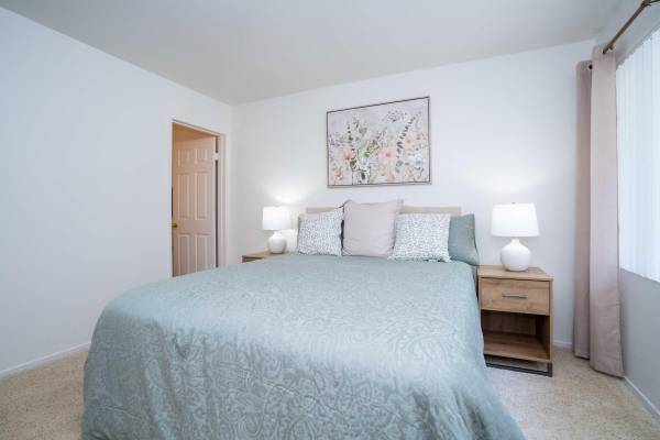 $2,869 / 3br - 1049ft2 - Quiet Meandering Walkways, Cable Ready, Picnic Tables (27303 N. Sara St., Los Angeles, CA)63700958374273120