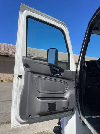 2020 International MV 26ft W - Photo 15