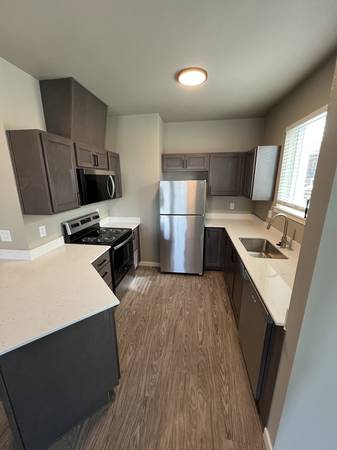 $2,425 / 3br - 1190ft2 - 3 Bedroom with FANTASTIC views!!! (REDMOND)63839294863747123