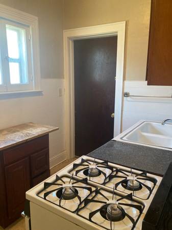 $700 / 800ft2 - 1413 Columbus Bay City. 1 bedroom lower apt., includes utilities. (Bay City)64198882438657124