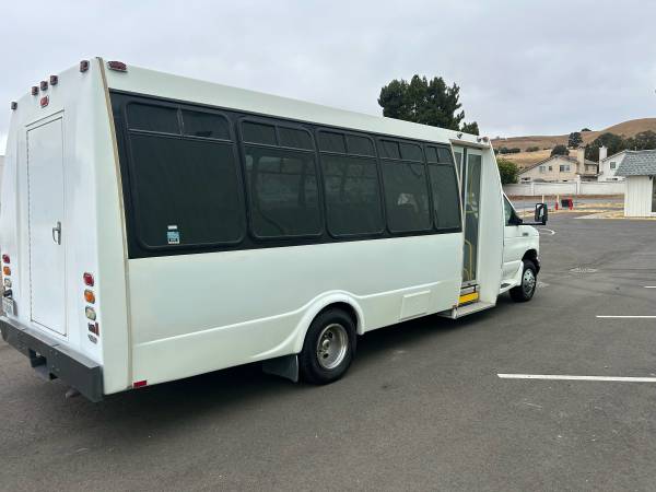 Autobús Ford E-450 del 2006, pocos kilómetros - $9.500 (Fremont)63438520203267122