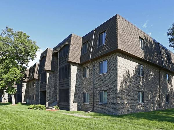 $1,380 / 2br - 930ft2 - Want free rent? Move in by 9/30/2025 & get one month of rent FREE! (6200 78th Ave N , Brooklyn Park , MN)63868703512963123
