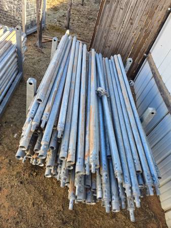 Scaffolding poles with swivel clamps 1