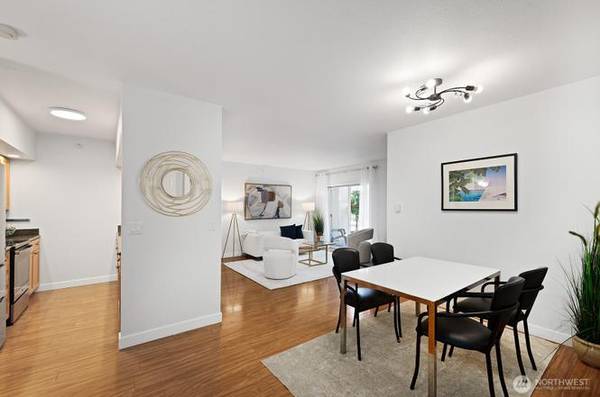 $1,922 / 2br - 1080ft2 - Well designed 2 bedroom home in North Admiral (Seattle)63929302729987124
