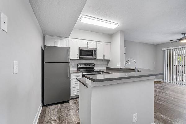 $1,759 / 1br - 760ft2 - Su hogar con balcón, lavadora/secadora y serenidad! 🏡 (9873 Lawrence Road, Boynton Beach, FL)64002012870531124
