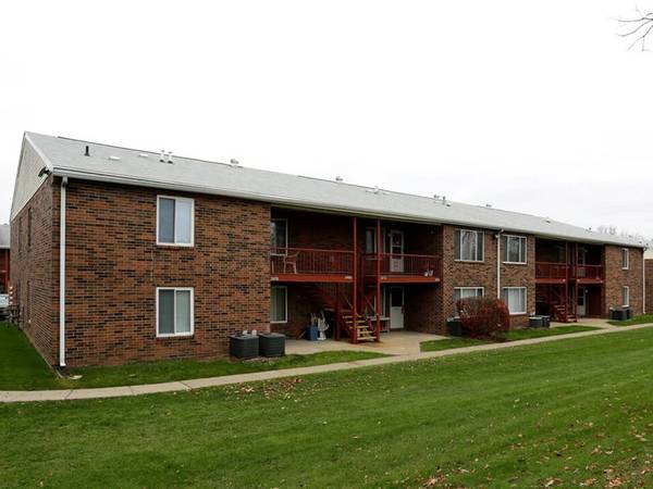 $869 / 1br - 650ft2 - 🛒 1BR Apartment with Outdoor Storage – Walk to Meijer & Class! (2609 Bow Court, South Bend, IN)63665977302657123