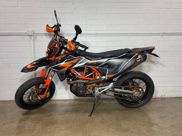 2019 KTM 690 SMC R SUPERMOTO 1