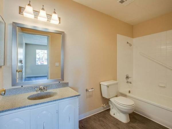 $1,115 / 2br - 750ft2 - Close to Public Transportation, On-Site Management, 2BD 1BA (Charleston & Rainbow)63859501108099121