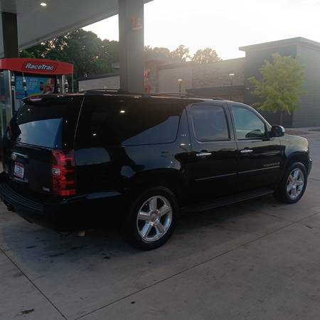 UN SOLO DUEÑO 2008 CHEVROLET SUBURBAN LTZ - $7,300 (Ellenwood)63620134336641122