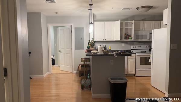 $3,300 / 2br - Great 2 bed 2 bath in Malden w/ laundry in unit, 2 parking spots inc!!63802096628993122