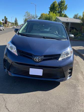 Furgoneta Toyota Sienna - $29,000 (santa rosa)63478441600513120