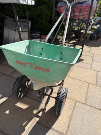Red Devil Grass Deed/Fertilizer Spreader 1