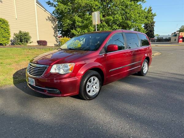 2013 Chrysler Town & Country Touring-L | Clean title | DVD | Stow n Go - $6,990 (Vancouver)63618519301377121