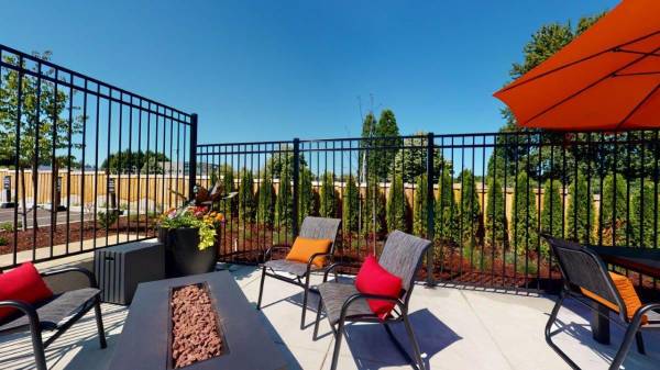 $2,066 / 2br - 1099ft2 - Fitness Center, Pet Friendly Community, Controlled Entry Access63672530069377123