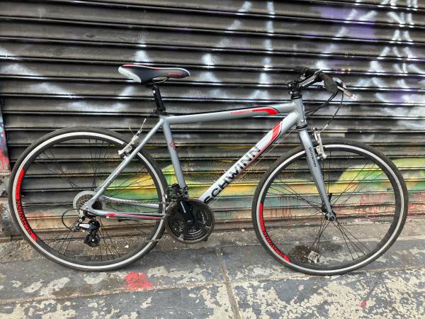 Newer Schwinn Tourist hybrid bike, size medium, 24 speed, clean 1