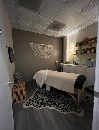 $900 Beauty & Wellness Studio Space in Hillcrest (Hillcrest)63998604756483120