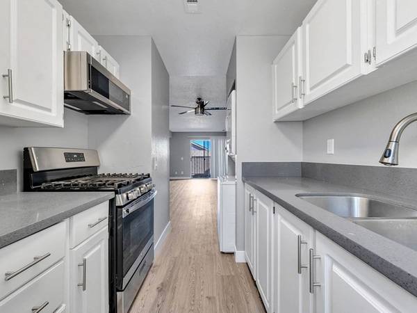 $1,999 / 2br - 872ft2 - Gorgeous White Kitchens, Gas Stove, Ceiling Fan (38300 30th Street East , Palmdale, CA)63812226008961124