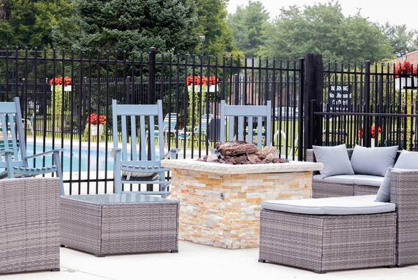 $1,501 / 2br - 1000ft2 - Fun Play Parks, Full-size Bathtub with Ceramic Tile Surround (Parking lots or rentable carport)63665894558593124