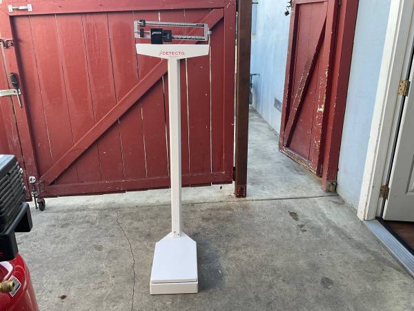 Detecto Eye Level Beam Physician Scale 400lb x 4oz/175kg 1