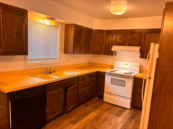 $1,400 / 2br - 800ft2 - ¡Calefacción Pagada! Área de Cheney Lake, ¡2 dormitorios! (1916 Beaver Pl)64014173159938121