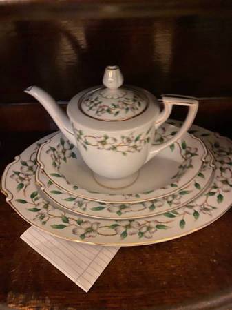 Beautiful 12 place setting of Fine China 1