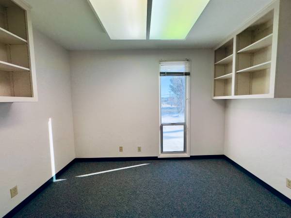 $975 / 1425ft2 - Quiet Upstairs Office Space - For Lease (Redding, CA)63972383940610123