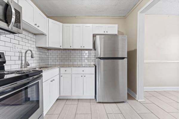 $945 Dearborn - Beautiful Studio Unit Available Now! (Dearborn)63926725251458121