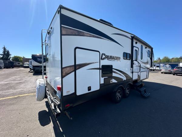 2018 PrimeTime Crusader LITE 26' 5th Wheel - OUTDOOR KITCHEN!! - $24,911 (MINT CONDITION!!)63470797638019124