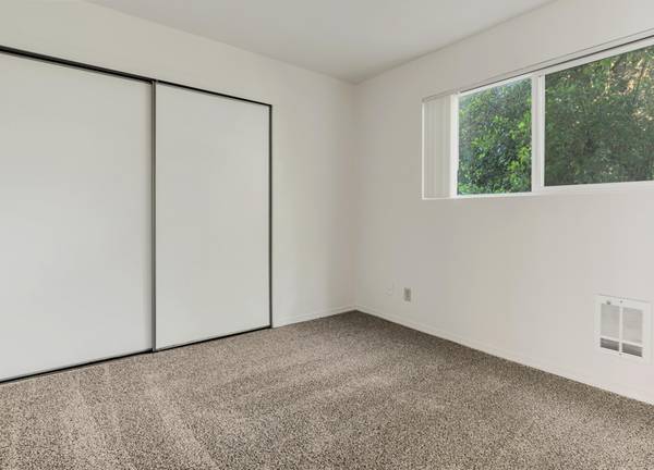 $1,400 / 2br - SW Portland + Amigable Dos Dormitorios | Estacionamiento Comunitario Fuera de la Calle (Portland)63914854201603123