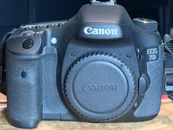 Canon EOS 7D camera kit 1