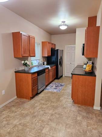 $1,825 / 1br - 956ft2 - Amplio departamento de 1 habitación con techos altos, ubicación tranquila, área trasera privada! (Olympia)63688549567873122