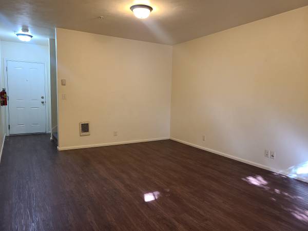 $2,395 / 3br - RENT SPECIAL! ~ 1/2 off October rent!! - 560 E 18th #4 (Campus)63977275019011122