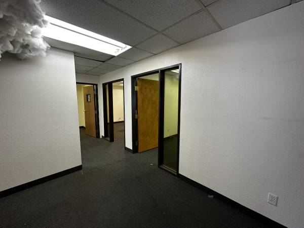 $635 / 500ft2 - AUTO DEALER APPROVED OFFICE w/ GATED PARKING- UTILITIES INCLUDED (I-17 & INDIAN SCHOOL)64024822529921122