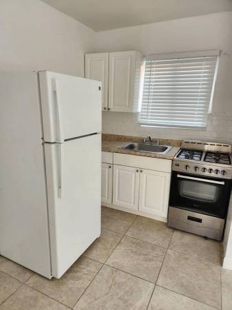 STUDIO with FULL KITCHEN, ELECTRIC INCLUDED & FIRST MONTH FREE! 1