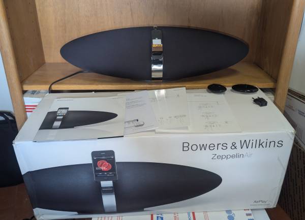 PRISTINE BOXED B & W ZEPPELIN AIR APPLE iPOD & iPHONE SPEAKER BOWERS & 1