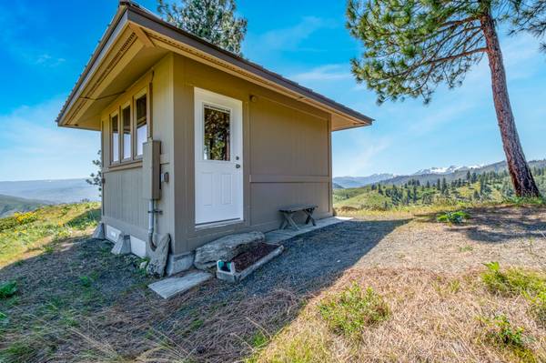 $340,000 / 1br - 196ft2 - Cabin with power! 20 acres with fantastic view. Appointment only. (CASHMERE)63743441395203120