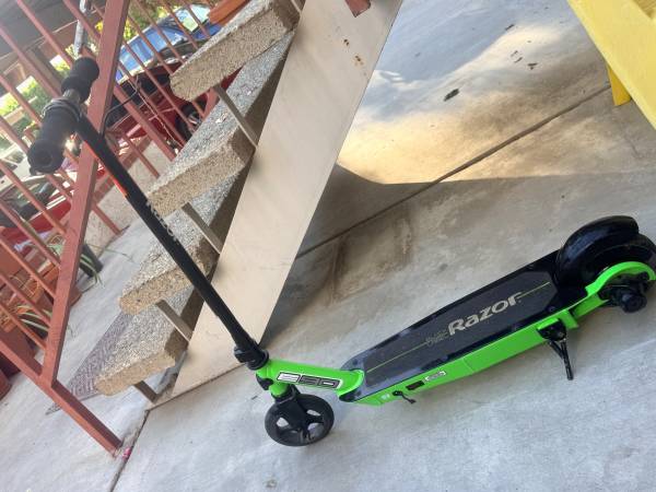 Razor E90 scooter 1