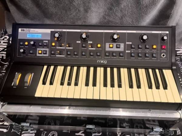 moog Little Phatty Stage II ギグバッグ 箱付き Moog Little Phatty Stage II - Limited Edition White
