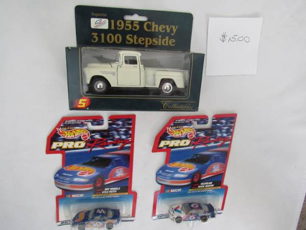 New Hot Wheels Racing Cars & Chevrolet 1955 Chevy 3100 Stepside ( Read 1