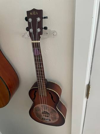 ukulele like new comes with original  box 1