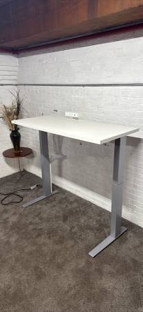 Herman Miller “Motia” Standing Desk in Like New Condition - 23” x 52” 1