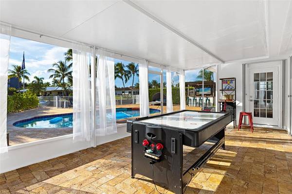 $7,900 / 3br - 1888ft2 - Three BR Waterfront House w/Pool and Dock East of US1 in Pompano Beach (Pompano Beach)64001846515843124